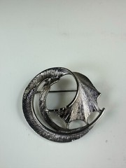 VTG Signed Collectible LG LIND GAL Brooch Silver Tone Textured Etched wing Pin