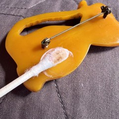 Vintage 13.3g Butterscotch Yellow Bakelite Sitting Cat Painted Pin Brooch