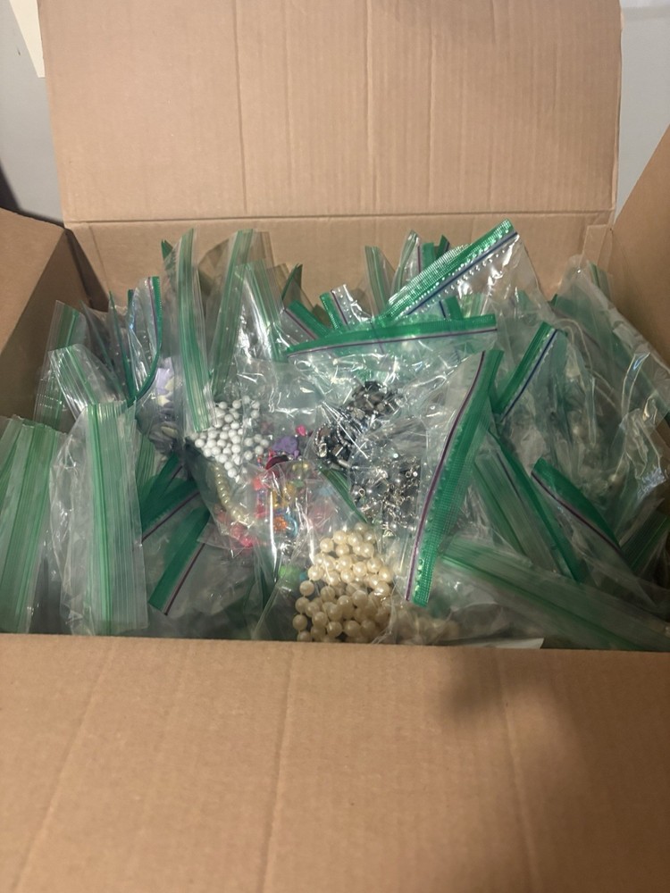 Over 9 Pounds Of Over 71 Individual Necklaces That Are Mostly Beaded And Vintage