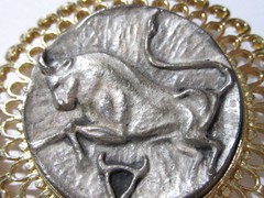 PIN PEWTER & GOLD PLATED METAL FILIGREE DESIGNER STYLE TAURUS THE BULL HOROSCOPE