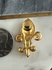 VTG RARE KARL LAGERFELD ART DeCo GoLDToNe MaTTe “Fleur d lis” PiN