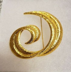 Vintage Large 1970’s Goldtone Swirl Statement Brooch Pin with a Secure Clasp