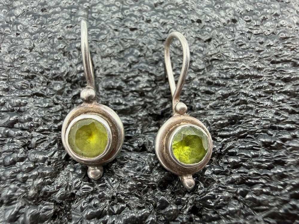 2.46g Vintage Sterling Silver 925 Earrings Round Green Faceted Drop Dangle M