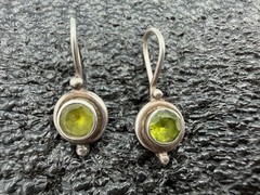 2.46g Vintage Sterling Silver 925 Earrings Round Green Faceted Drop Dangle M