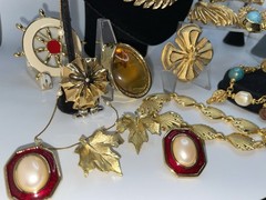 29 Pcs Vintage Gold Tone High End Jewelry Brooch Necklace Earrings Bracelet Lot