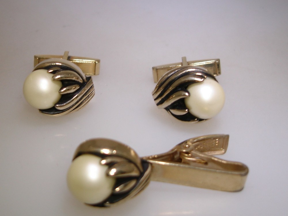 ELEGANT VINTAGE 1960’S GOLD TONE BLACK ENAMEL & FAUX PEARL CUFFLINKS & TIE BAR!
