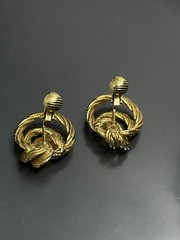 Vintage GOLDTONE KNOT TEXTURED ROPE Casual Career Retro 0.9” Clip On Earrings
