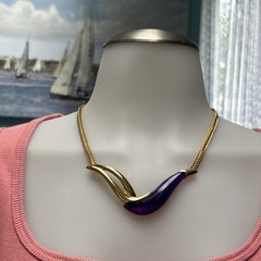 VINTAGE PARKLANE GOLD TONE & PURPLE LUCITE SWIRL & WIDE BRAIDED CHAIN NECKLACE