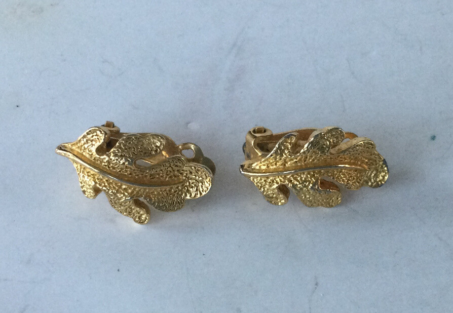 Signed Mimi D N Mimi Di Nascemi Clip On Earrings Textured Gold Tone Leaves