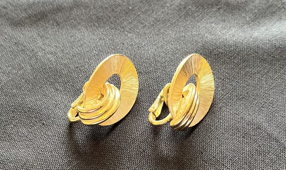 VTG Trifari Brushed Gold Tone Leaf Swirl Clip On Earrings