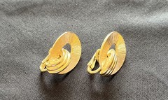 VTG Trifari Brushed Gold Tone Leaf Swirl Clip On Earrings