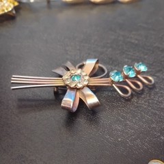 1935-1950 VTG RETRO STYLE CLEAR & AQUA RHINESTONE BOW PIN/BROOCH SILVER TONE