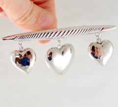 3.25″ NOS OOC VTG JEWELS by PARK LANE BAR w/ HEART DANGLE CHARMS BROOCH/ PIN