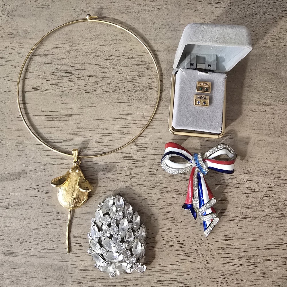 VINTAGE ASSORTED JEWELRY LOT / 4 Pieces