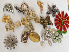 Vintage To Now Lot Of 18 Unsigned (1 signed) Gorgeous Brooch & Pin
