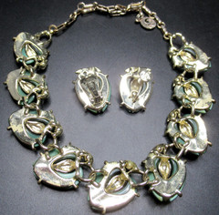LISNER Dark Green Thermoset Leaves Vintage Necklace Earring Set