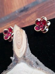 Vtg Flower Clip On Eearings Faceted Red Crystals Rhinestone Layered Gold Tone