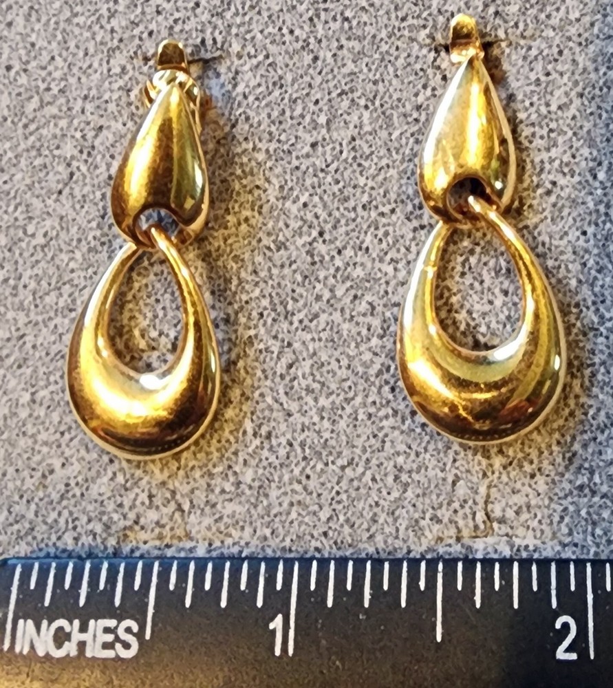 Vintage Gold-tone Tear Drop shaped Clip-on Earrings by Trifari