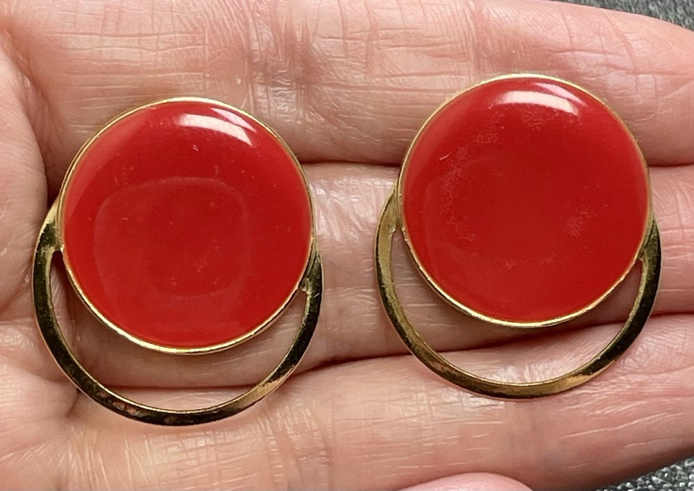 Vintage 1.1” Red Enameled Gold Tone Metal Earrings