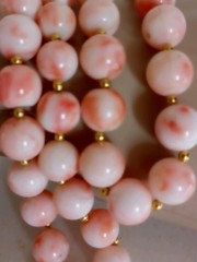 ESTATE ANGEL SKIN BLUSH CORAL 10 MM GOLD 26″ LONG 78 GR GOLD SPACERS NECKLACE