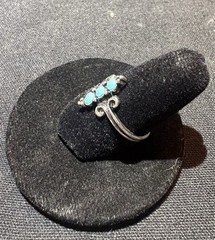 Vintage Turquoise Accented Filigree Scroll Ring Size 6/ Silver Tone Band (1.48g)