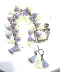 SALE! VINTAGE URANIUM TRUMPET FLOWER YELLOW/LILAC GLASS NECKLACE SET OOAK BIG!