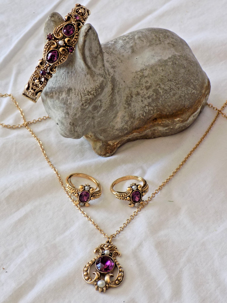 AVON 1974 QUEENSBURY NECKLACE, BRACELET & 2 RINGS