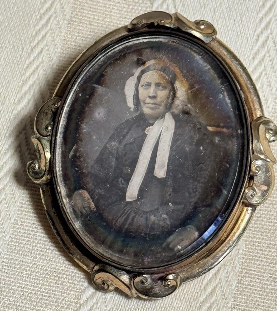 c1850 DAGUERREOTYPE Photo Antique Gold Filled Pin Brooch Woman Banana Curls