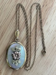Vintage 10K Gold Filled Mother of Pearl Floral Photo Locket Necklace 19”