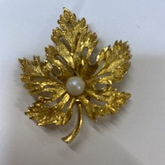 Vintage Maple Leaf Brooch Gold Tone Pin With Faux Pearl Bright And Shiny 2”