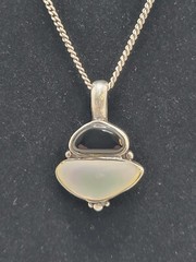 Vintage Black Onyx Mother of Pearl Pendant Necklace 925 Sterling Silver 20″ SW