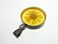 Vintage Sterling Silver Yellowed Resin Daisy Flower Pendant 925 1.25 Inches 3.5g
