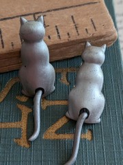Vtg JJ Dangling Tail Articulated Kitty Cat Kitten Post Earrings Brushed Metal