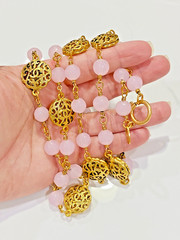 VINTAGE 1980 CHANEL ROSE PINK GRIPOIX POURED GLASS GOLD MEDALLION 35″ NECKLACE