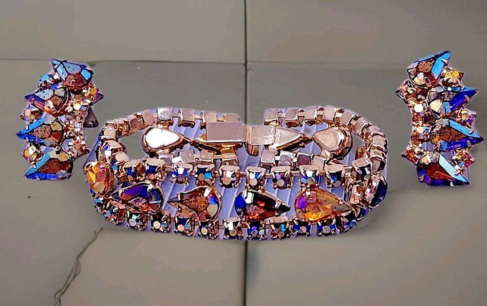 Vtg Juliana D&E Vintage 60s Figural Gold tone Bracelet 7″ & Clip Earrings Set