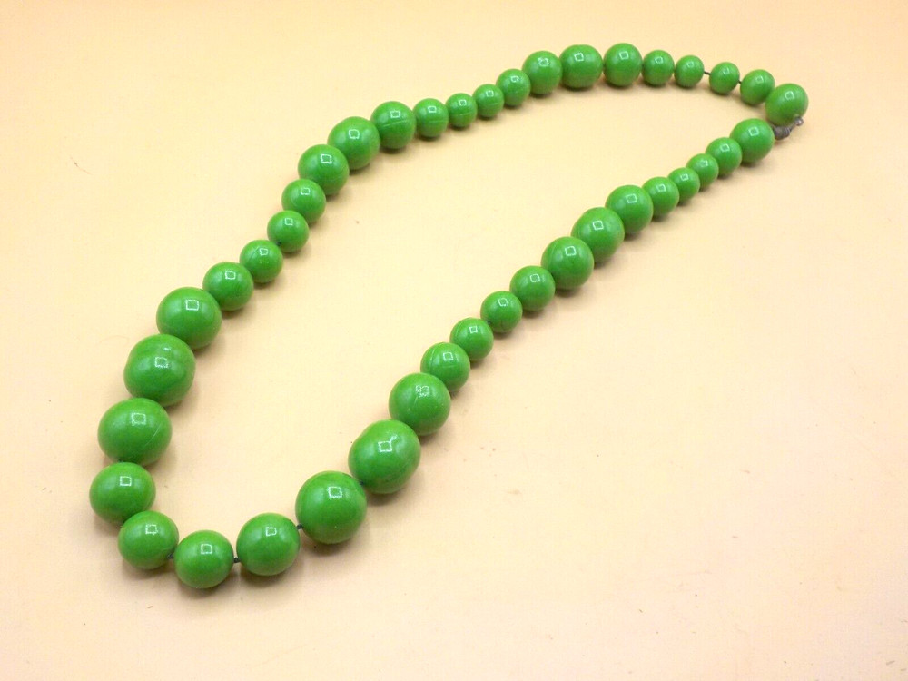 Beautiful Boho Chic vintage Green lucite plastic beads chunky necklace