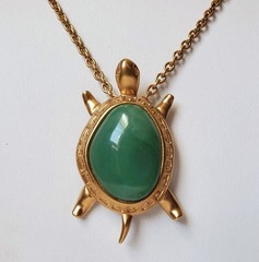 Avon Vintage Turtle Pin Pendant Necklace Brooch Faux Jade Green Gold Tone Signed