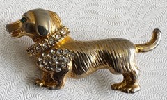 Vintage Dachshund brooch gold-tone metal rhinestone-encrusted collar 1 3/4″