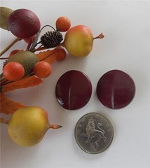 PRETTY PAIR OF VINTAGE PLUM COLOR PLASTIC 1 1/8″ ROUND GOLDTONE CLIP-ON EARRINGS