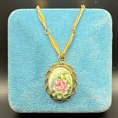 Vintage Oval Rose Pendant Necklace on Vintage Gold Plated Fancy Link Chain