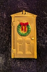 Christmas Door JJ Jonette Vintage Brooch Pin Hinged Holiday Gold Opens