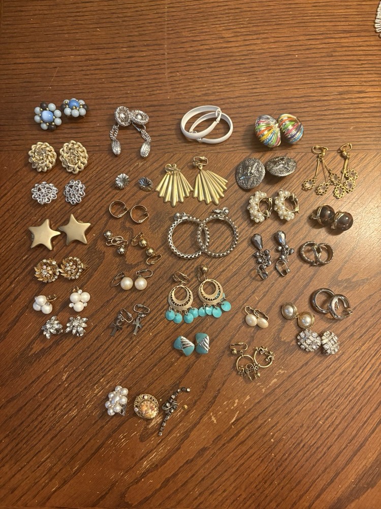 31 Pair Clip Earrings Vtg Dangle Silver Gold Colorful Wearable Retro Vintage