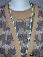 VINTAGE NECKLACE WHITE AND GREEN GLASS BEADS 14”