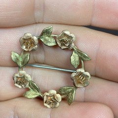 Krementz Copper Tone Gold Plated Round Leaf Rose Pin Brooch Signed Vtg Wreath