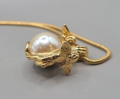 Vtg 1980s Goldtone 30″ Necklace 2 Angel Cherubs Faux Pearl Pendant