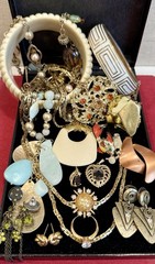 Vintage Estate Costume Jewelry Lot ! MONET, TRIFARI and more!