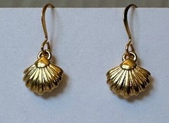 VINTAGE SEASHELL CHARM GOLD TONE METAL 1/4 of 1″ EARRINGS VERY SMALL