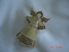 PRETTY Vtg. ANGEL PIN / BROOCH DETAILED GOLD TONE & ENAMEL Very Lovely!