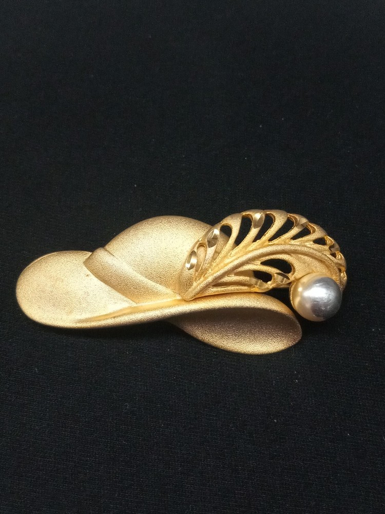 TONA 1970s RARE Matte Gold Tone DERBY DAY Hat With Feather & Faux Pearl Brooch