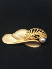 TONA 1970s RARE Matte Gold Tone DERBY DAY Hat With Feather & Faux Pearl Brooch